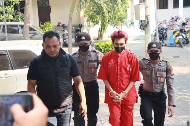 
 Mami Elga Ditangkap Polisi, Terlibat Prostitusi di Surabaya