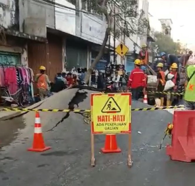 
 Warga Pasar Kembang Heboh Aspal Jalan Meletus