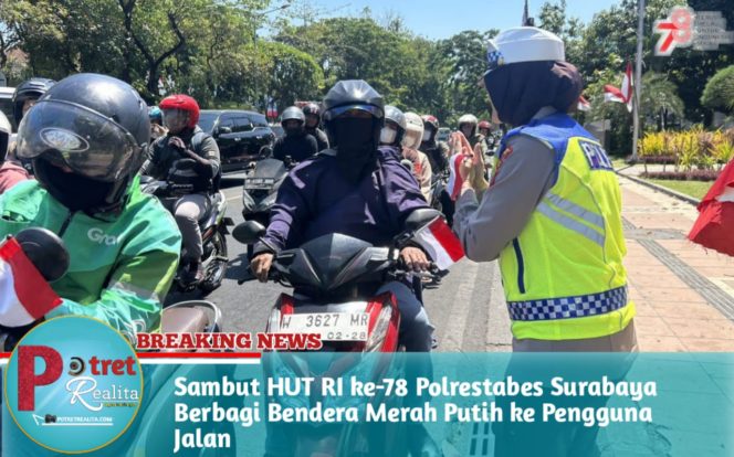 
 Sambut HUT RI ke-78 Polrestabes Surabaya Berbagi Bendera Merah Putih ke Pengguna Jalan