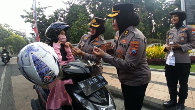
 Peduli Keselamatan Pengendara, Srikandi Polda Jatim Gatur Lalin & Berbagi Helm Gratis