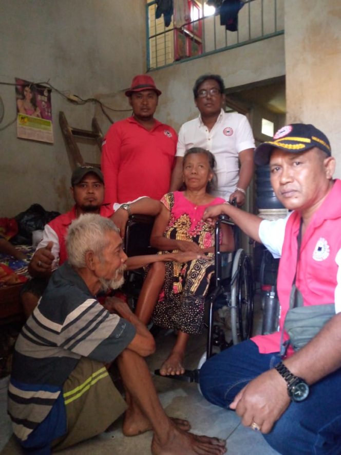 
 Ormas Aldera Santunkan Kursi Roda Untuk Warga