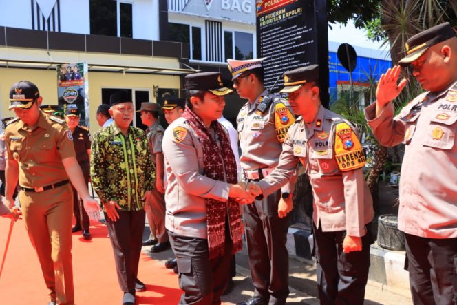 
 Kapolda Jatim Tegaskan Penertiban Tugu Perguruan Silat Jalan Terus Saat Kunjungi Polres Tuban
