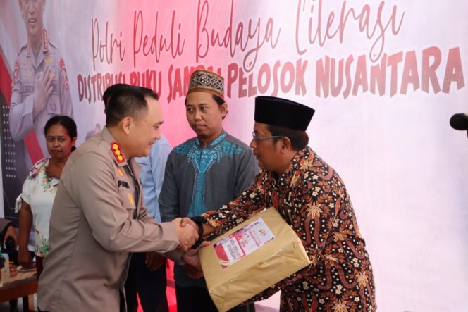 
 Polrestabes Surabaya Bagikan Ribuan Buku Dan Kitab Suci Untuk Warga