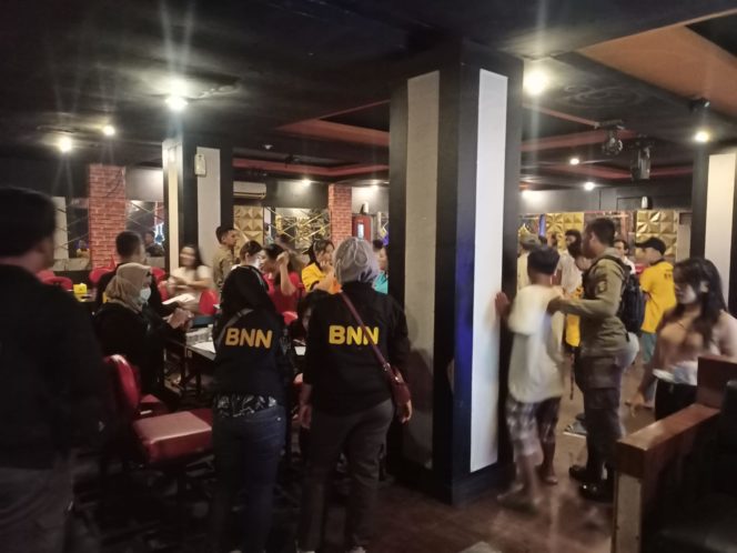 
 Gelar Razia Di Cafe Zona & Hotel Cozmo, Petugas Gabungan Amankan 9 Orang Positif Narkoba