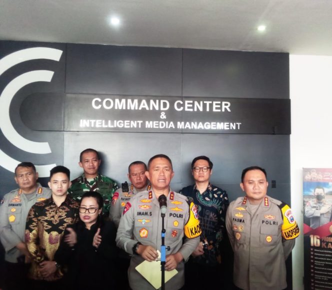 
 Kapolda Jatim, Berikan Body Cam Kepada Anggota Satlantas Polrestabes Surabaya