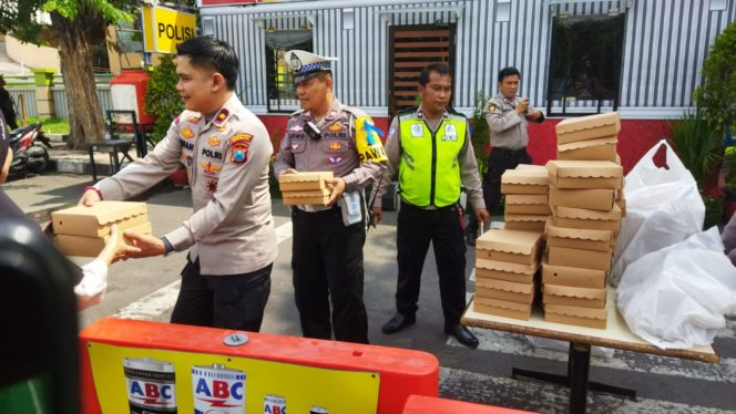 
 Masyarakat Serbu Pos Pam Nataru Polsek Simokerto