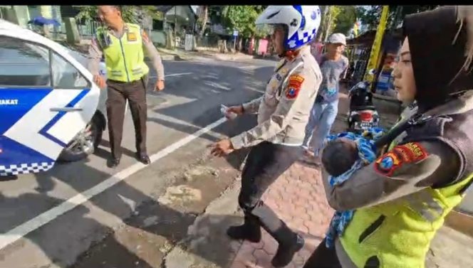 
 Polres Bondowoso Selamatkan Bayi di Depan SDN 3 Dabasah