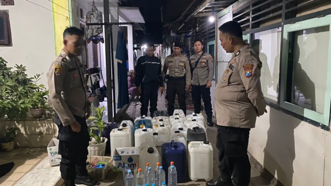 
 Polres Situbondo Berhasil Amankan Puluhan Jerigen Isi Arak Saat Operasi Pekat Semeru 2024