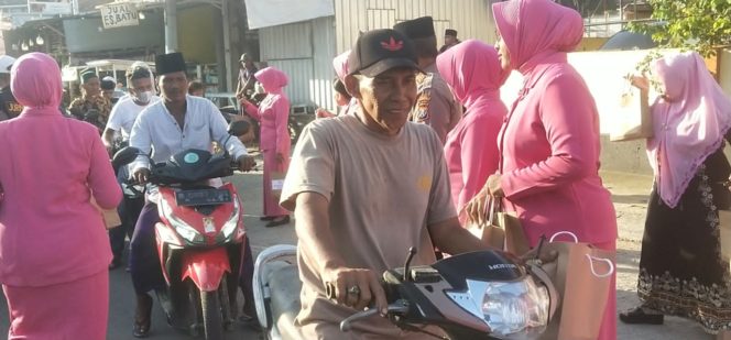 
 Ramadhan 1445 H, polsek Omben beserta  Bhayangkari Ranting Omben Bagi-Bagi Takjil Didepan Mako