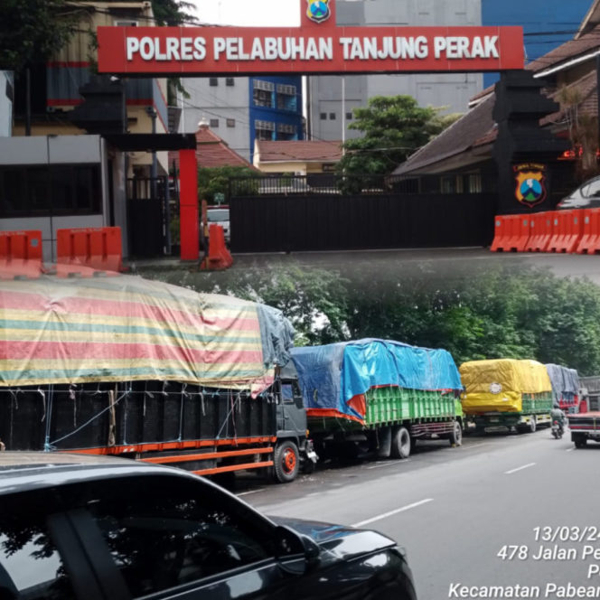 
 Berikut Penjelasan Anggota Satlantas Terkait Truk & Mobil Pribadi Parkir Di Jalan Perak Timur