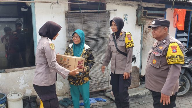 
 Polwan Polres Tanjung Perak Door To Door Bagikan Bansos Kepada Warga Kurang Mampu