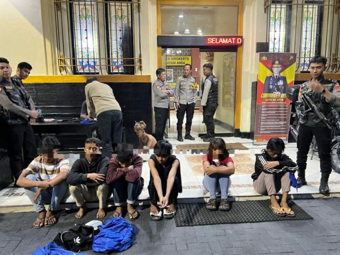 
 Polrestabes Surabaya Amankan Dua Kelompok Gengster yang Kedapatan Membawa Pil Koplo