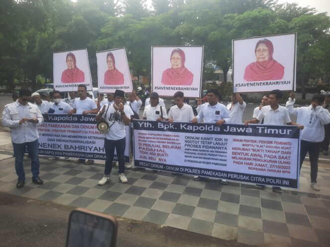 
 Relawan Nenek Bahriya Demo Depan Polda Jatim Cari Keadilan