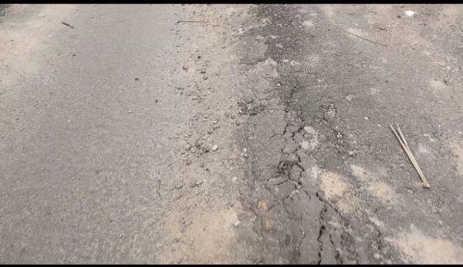 
 Jalan Aspal Baru Sudah Rusak, Kades Bangunrejo Pamotan Salahkan Warga Gegara Bawa Truck Melintas