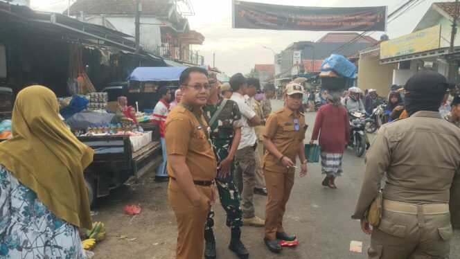 
 Kontroversial Satpol PP Dengan Diskoperindag Dalam Penertipan Pasar Tradisional Omben