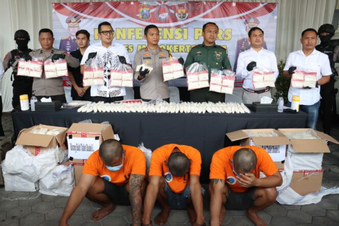 
 Polres Mojokerto Kota Berhasil Gulung Bandar Satu Juta Pil Dobel L Senilai Rp 3 M