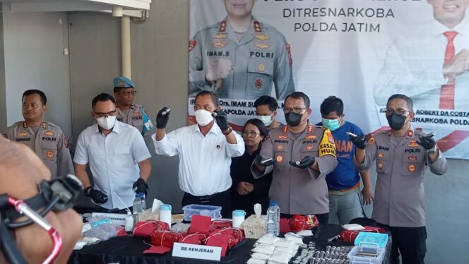 
 Rumah Produksi Narkoba, Polda Jatim Berhasil Sita Ribuan Gram Sabu dan Jutaan Pil Ekstasi
