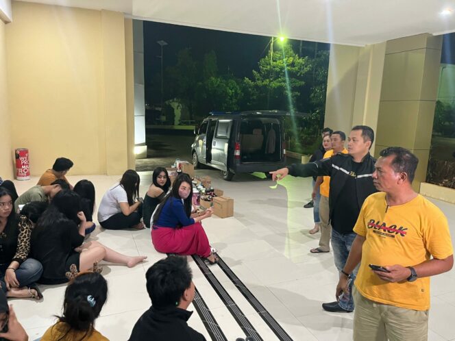 
 Polres Sumenep Amankan Puluhan Dos Berisi Miras Dari Dua Cafe, 34 Pengunjung Ditest Urine