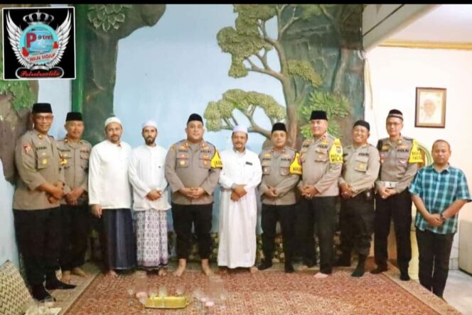 
 Jelang Pilkada 2024, Kapolres Pelabuhan Tanjung Perak Jalin Silaturahmi Dengan Ulama