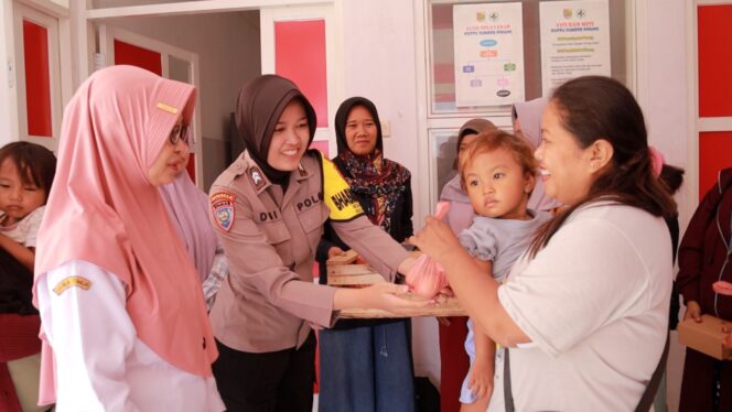 
 Sosok Polwan Bhabinkamtibmas di Jember yang Berjuang Bantu Turunkan Stunting