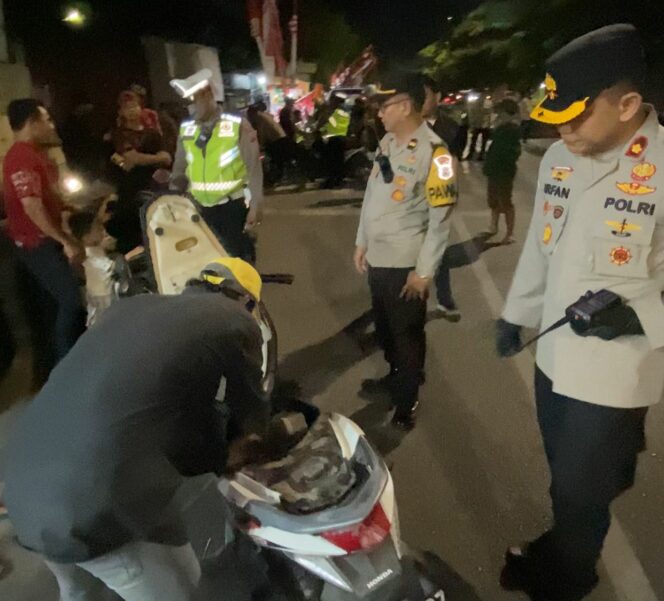 
 Kapolsek Simokerto Pimpin Operasi Kejahatan Malam, Terjaring 52 Pelanggar 18 Motor Tanpa STNK