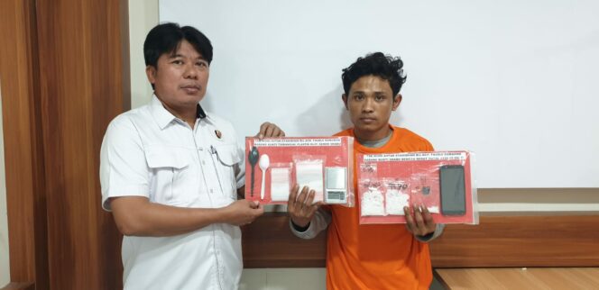 
 Satresnarkoba Polres Pelabuhan Tanjung Perak Tangkap Pengedar 1 Ons Sabu & Puluhan Butir Ekstasi