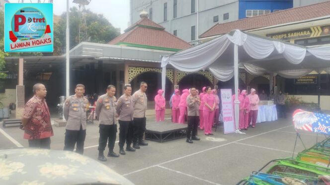 
 Bhayangkari dan Yayasan Kemala Bhayangkari Polres Pelabuhan Tanjung Perak Berbagi di Jumat Berkah