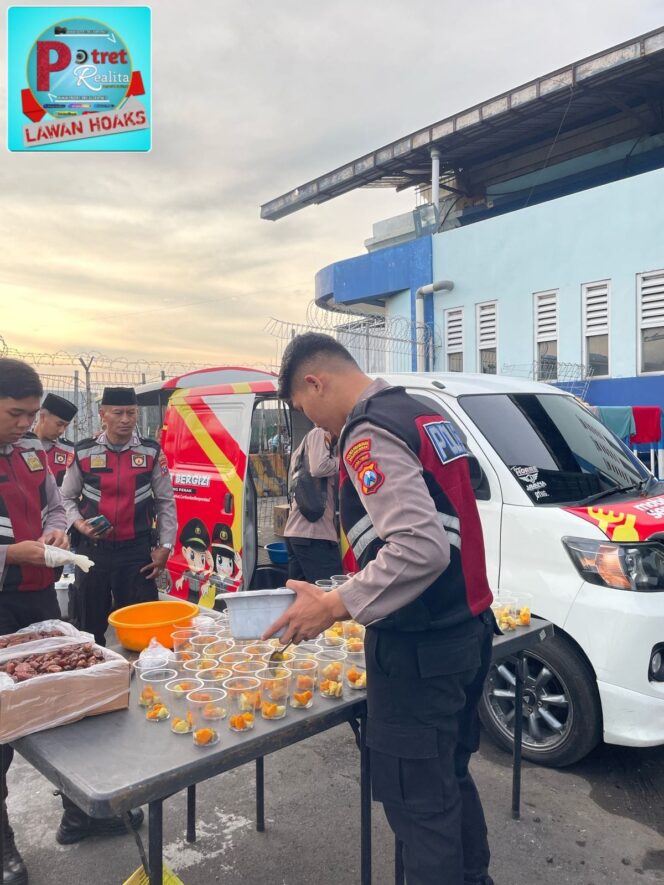 
 Satsamapta Polres Pelabuhan Tanjung Perak Berbagi Takjil di Pelabuhan Gapura Surya Nusantara