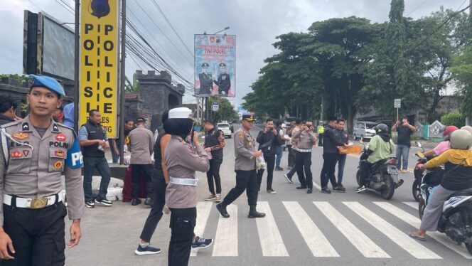
 Bulan Penuh Berkah, Polres Rembang Bagikan Takjil dan Pesan Kamtibmas
