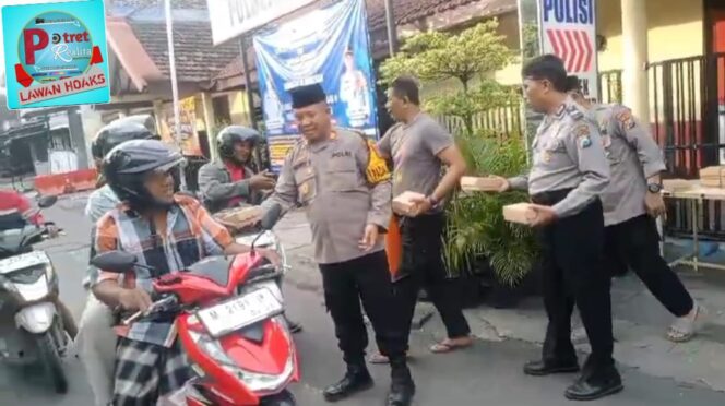 
 Polisi Berbagi Berkah Ramadhan, Ratusan Takjil Dibagikan di Depan Polsek Semampir