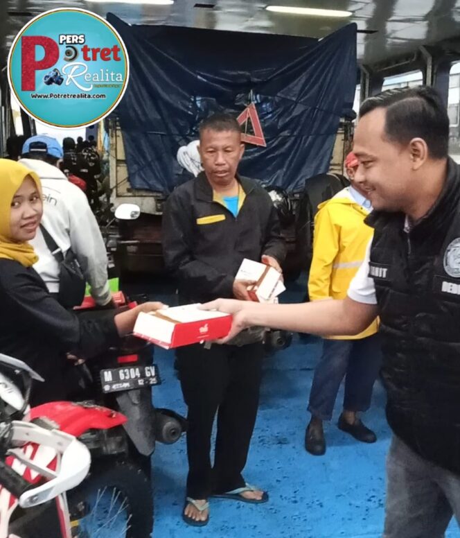 
 Kepedulian Polres Tanjung Perak Berbagi Takjil di Penghujung Ramadan