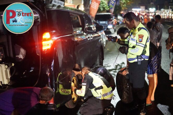 
 Sigap Polantas Polres Tuban Bantu Pemudik yang Alami Pecah Ban Tuai Pujian