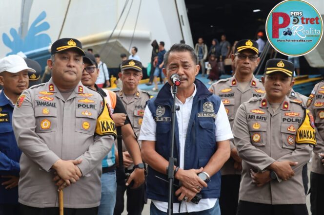 
 Kapolres Pelabuhan Tanjung Perak Cek Obyek Vital, Pastikan Arus Balik Aman dan Nyaman