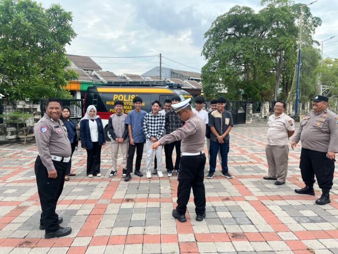 
 Satlantas dan Sat Binmas Polres Gresik Gelar Edukasi Keselamatan Berlalu Lintas dan Bahaya Kenakalan Remaja di Pondok Pesantren At-Tanwir SMA Muhammadiyah 10 Gresik