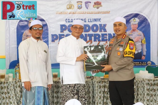 
 Sosialisasi Etika Berlalu – Lintas Polres Pelabuhan Tanjung Perak Gelar Coaching Clinic di Pondok Pesantren Assalafi Al-Fitrah Surabaya