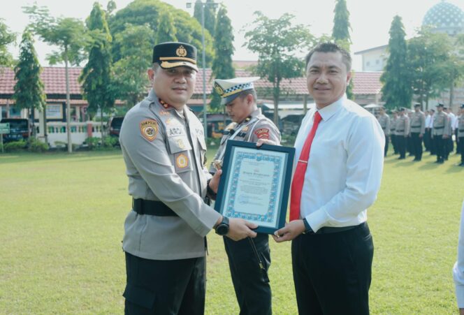 
 Kapolres Jombang Beri Penghargaan kepada 18 Anggota Berprestasi dan Berdedikasi