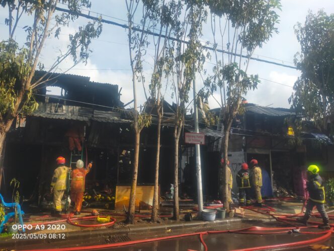 
 Kebakaran Hebat Yang Menghanguskan Dua Toko Di Jalan Semarang Kini Telah Berhasil Dipadamkan Dalam Waktu 10 Menit